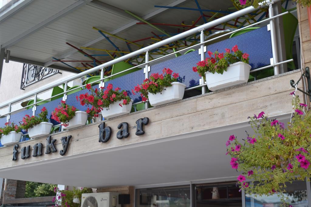 Funky Guest House & Adventures Permet Bagian luar foto
